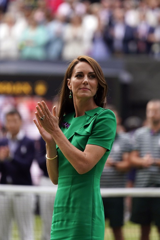 Dress hijau dengan potongan midi itu memiliki detail unik yaitu aksen ruffle di bagian garis leher. Dress dari salah satu desainer favorit Kate Middleton, Roland Mouret ini harganya £750. Foto: AP/Alberto Pezzali