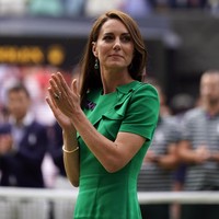 Dress hijau dengan potongan midi itu memiliki detail unik yaitu aksen ruffle di bagian garis leher. Dress dari salah satu desainer favorit Kate Middleton, Roland Mouret ini harganya £750. Foto: AP/Alberto Pezzali