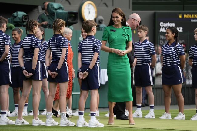 Pita Wimbledon ini khusus diberikan untuk kaum elite. Seperti dikutip dari Page Six, pita tersebut hanya diberikan kepada anggota All England Lawn Tennis and Croquet Club (AELTC). Saat ini jumlah anggota AELTC ada 375 orang dan ada lebih dari 1.000 orang antre untuk masuk ke dalam klub tenis tersebut. Foto: AP Photo/Kirsty Wigglesworth