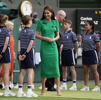 Pita Wimbledon ini khusus diberikan untuk kaum elite. Seperti dikutip dari Page Six, pita tersebut hanya diberikan kepada anggota All England Lawn Tennis and Croquet Club (AELTC). Saat ini jumlah anggota AELTC ada 375 orang dan ada lebih dari 1.000 orang antre untuk masuk ke dalam klub tenis tersebut. Foto: AP Photo/Kirsty Wigglesworth
