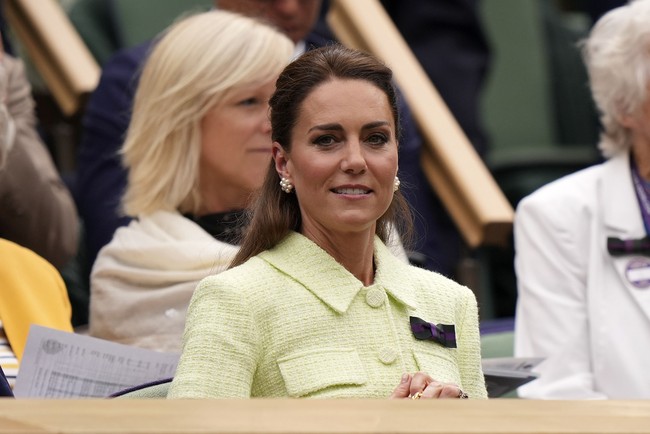 Kate Middleton memakai pita Wimbledon ini pertamakali pada 2017. Sejak saat itu Kate tidak pernah absen memakai pita yang tidak dijual ini karena hanya untuk kaum elite saja. Foto: AP/Alberto Pezzali