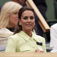 Kate Middleton memakai pita Wimbledon ini pertamakali pada 2017. Sejak saat itu Kate tidak pernah absen memakai pita yang tidak dijual ini karena hanya untuk kaum elite saja. Foto: AP/Alberto Pezzali