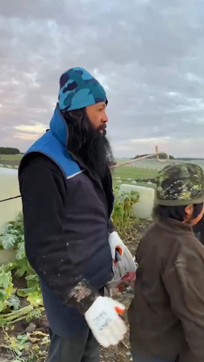 Beberapa kali ia mengunggah video saat menemani sang suami mengurus peternakan di New Zealand. “Semangat jaga amanah Allah bersama keluarga bekerja di lahan, anak laki2 Umar dan Talha sudah dibiasakan terjun langsung untuk belajar mengelola lahan dan sapi. Semoga Allah jadikan anak-anak kaum muslim kuat iman, kuat fisik, kuat mentalnya hingga diselamatkan Allah dunia dan akhirat, aamiin,” tulis Reza Abdul Jabbar di Instagram. Foto: Instagram @theabduljabbars