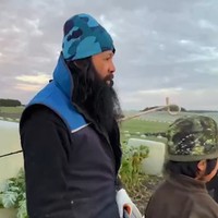 Beberapa kali ia mengunggah video saat menemani sang suami mengurus peternakan di New Zealand. “Semangat jaga amanah Allah bersama keluarga bekerja di lahan, anak laki2 Umar dan Talha sudah dibiasakan terjun langsung untuk belajar mengelola lahan dan sapi. Semoga Allah jadikan anak-anak kaum muslim kuat iman, kuat fisik, kuat mentalnya hingga diselamatkan Allah dunia dan akhirat, aamiin,” tulis Reza Abdul Jabbar di Instagram. Foto: Instagram @theabduljabbars