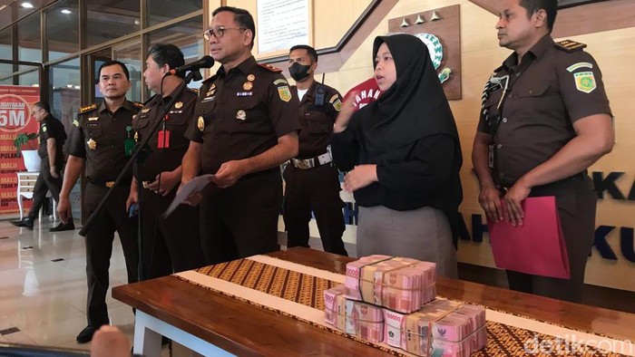 Kejati DIY jumpa pers penetapan Kadispertaru DIY Krido Suprayitno sebagai tersangka mafia tanah TKD, Senin (17/7/2023).