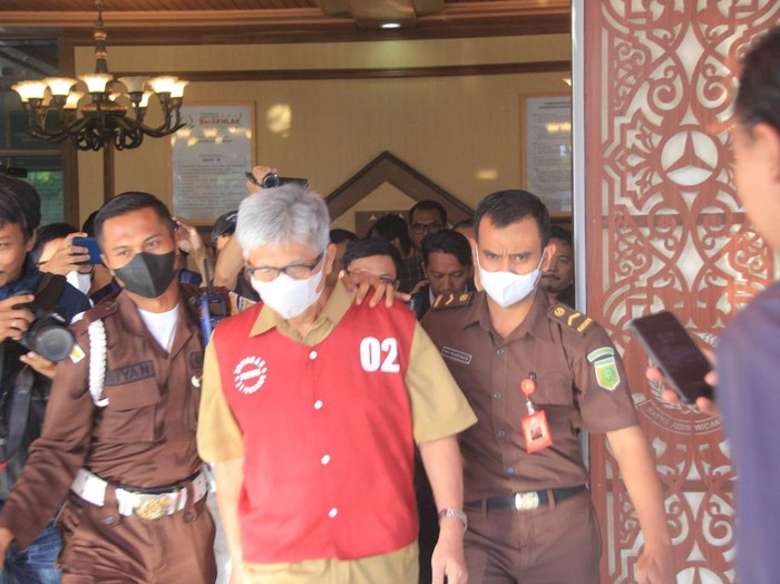 Kejati DIY konferensi pers soal penetapan Kepala Dinas Pertanahan dan Tata Ruang (Dispertaru) DIY Krido Suprayitno sebagai tersangka kasus mafia tanah Tanah Kas Desa (TKD), Senin (17/7/2023).
