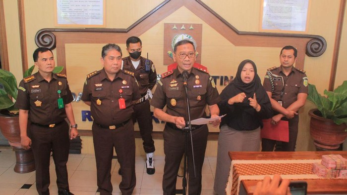 Kejati DIY konferensi pers soal penetapan Kepala Dinas Pertanahan dan Tata Ruang (Dispertaru) DIY Krido Suprayitno sebagai tersangka kasus mafia tanah Tanah Kas Desa (TKD), Senin (17/7/2023).