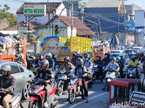 Kemacetan di jalan Kota Solo, Senin (17/7/2023).