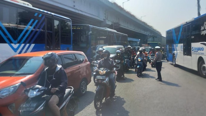 Kemacetan lalu lintas di Jalan Daan Mogot, Jakarta Barat, mulai terurai, Senin (17/7/2023) jelang siang.