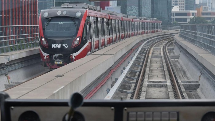 Foto udara  dua Kereta LRT (Light  Rail Transit) parkir di Stasiun Jati Mulya, Bekasi, Jawa Barat, Senin (17/7/2023). Kementerian Perhubungan (Kemenhub) memutuskan menghentikan uji coba operasional terbatas LRT Jabodebek (Jakarta Bogor Depok Bekasi) mulai hari ini hingga 20 Juli 2023 karena perlu ada penyempurnaan pada sistem software LRT. ANTARA FOTO/ Fakhri Hermansyah/foc.