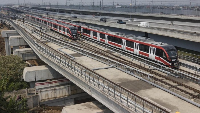 Foto udara  dua Kereta LRT (Light  Rail Transit) parkir di Stasiun Jati Mulya, Bekasi, Jawa Barat, Senin (17/7/2023). Kementerian Perhubungan (Kemenhub) memutuskan menghentikan uji coba operasional terbatas LRT Jabodebek (Jakarta Bogor Depok Bekasi) mulai hari ini hingga 20 Juli 2023 karena perlu ada penyempurnaan pada sistem software LRT. ANTARA FOTO/ Fakhri Hermansyah/foc.