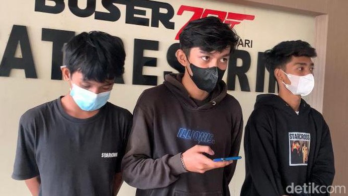 Dua pemuda yang menyeret anjing di Jalan Raya Kendari, Sulawesi Tenggara (Sultra) sambil mengendarai motor mendatangi Mapolres Kendari.