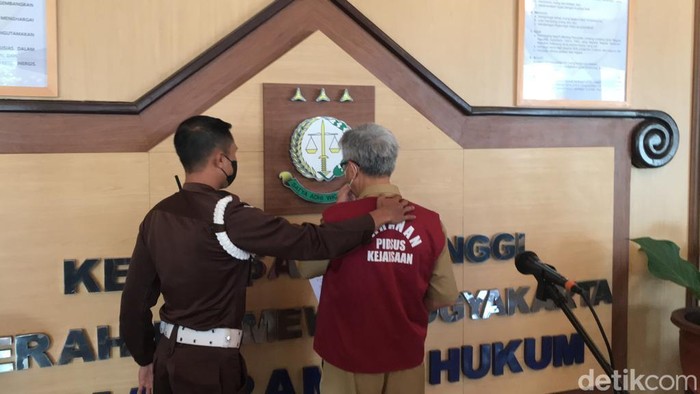 Kepala Dinas Pertanahan dan Tata Ruang (Dispertaru) DIY Krido Suprayitno berbaju tahanan kejaksaan, Senin (17/7/2023). Krido ditetapkan menjadi tersangka kasus mafia tanah kas desa.