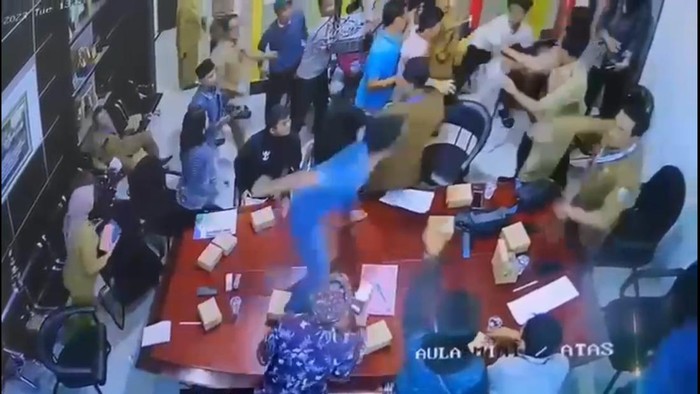 Kericuhan yang terjadi di Dinkes Sampang saat demo dan audiensi warga dengan Puskesmas Robatal.