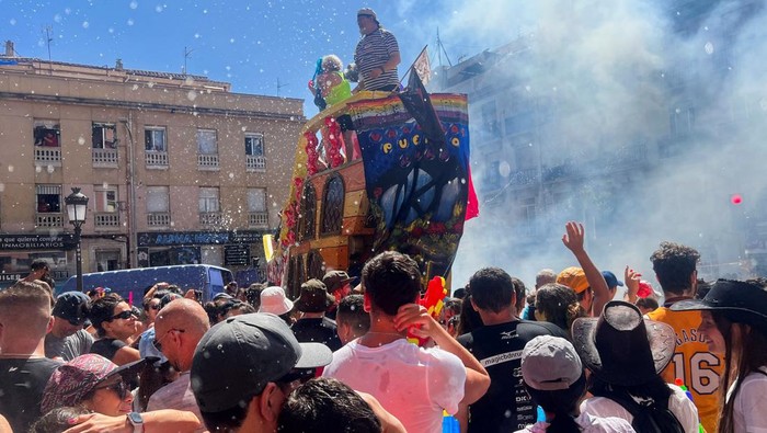 Keseruan Perang Air di Spanyol Saat Cuaca Panas Menyengat Revellers cheer on as a float inaugurates the annual