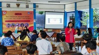 Kegiatan tersebut berlangsung di SMA Gama, Yogyakarta, Rabu (12/7/2023). Tim gabungan ini terdiri dari Prof. Puji Lestari, M.SI. (UPNV Yogyakarta), Munadhil Abdul Muqsith, Ph.D, Dr. Ana Kuswanti, Dr. Radita Gora Tayyibnafis, dan Nuril Ashivah Misbah, MA. (UPNV Jakarta). Prof. Puji menerangkan kemampuan literasi merupakan keterampilan dasar yang harus dikuasai oleh semua orang. Keterampilan literasi meliputi kemampuan membaca, menulis, mengelompokkan informasi, menarik kesimpulan yang berguna dalam kehidupan sehari-hari di semua lini. Bagi siswa-siswi SMA, membaca buku-buku nonteks pelajaran akan membantu mengasah keterampilan lain yang dibutuhkan.