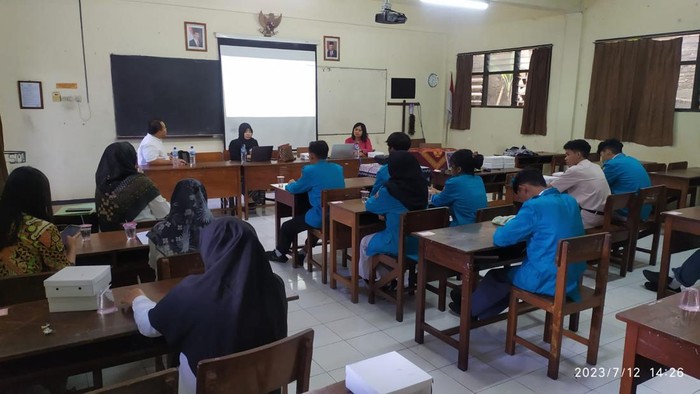 Gerakan Literasi Sekolah (GLS) hadir guna meningkatkan minat baca anak usia sekolah. UPN Veteran Jakarta dan Yogyakarta kolaborasi mendukung program itu.
