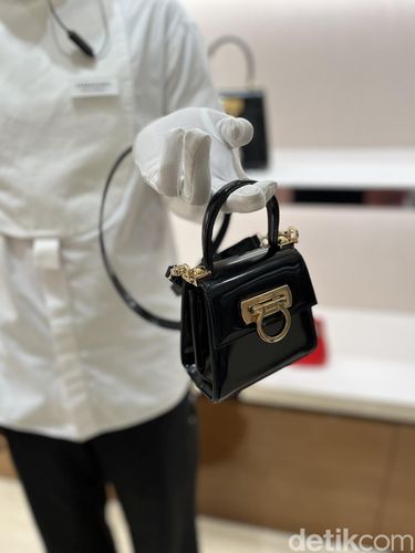 Koleksi Ferragamo pre-fall 2023 di Plaza Indonesia.