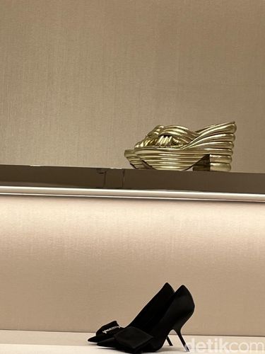 Koleksi Ferragamo pre-fall 2023 di Plaza Indonesia.