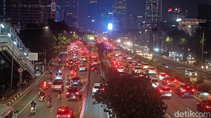 Kondisi lalu lintas macet di Semanggi arah Cawang