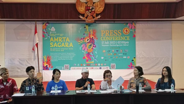 Konferensi pers Sanur Village Festival ke-16 tahun 2023 pada Senin (17/7/2023) di Yayasan Pembangunan Sanur, Jalan Danau Buyan III, Denpasar, Bali. (Ni Made Lastri Karsiani Putri-detikBali)