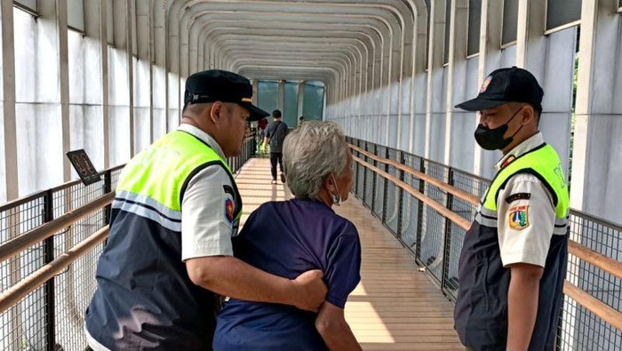 Lansia pengemis kedapatan membawa Rp 18 juta saat diamankan petugas di JPO Senayan, Jakarta Pusat.