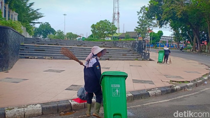 Lapangan kantor Gubernur Jambi setelah dibersihkan.