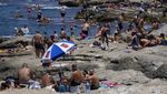 Lebanon Gerah Banget, Warga Ramai-ramai Nyemplung ke Laut