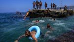 Lebanon Gerah Banget, Warga Ramai-ramai Nyemplung ke Laut