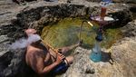 Lebanon Gerah Banget, Warga Ramai-ramai Nyemplung ke Laut
