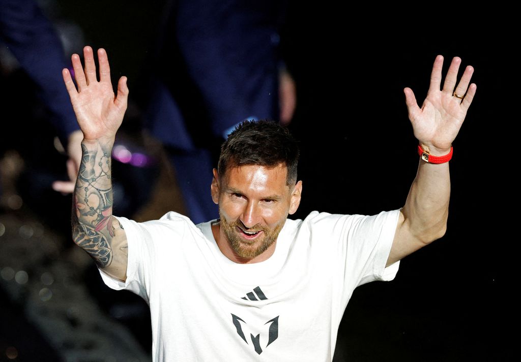 Soccer Football - Inter Miami CF unveil Lionel Messi - DRV PNK Stadium, Fort Lauderdale, Florida, United States - July 16, 2023 New Inter Miami signing Lionel Messi waves to the fans during the unveiling REUTERS/Marco Bello     TPX IMAGES OF THE DAY