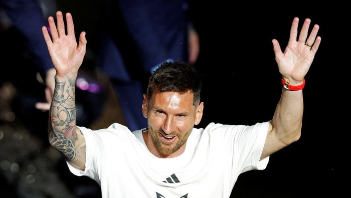 Soccer Football - Inter Miami CF unveil Lionel Messi - DRV PNK Stadium, Fort Lauderdale, Florida, United States - July 16, 2023 New Inter Miami signing Lionel Messi waves to the fans during the unveiling REUTERS/Marco Bello     TPX IMAGES OF THE DAY