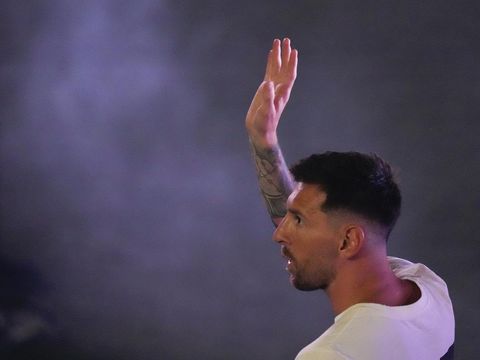 Lionel Messi dari Inter Miami melambaikan tangan kepada para penggemar saat perayaan oleh tim di Stadion DRV PNK, Minggu, 16 Juli 2023, di Fort Lauderdale, Florida. Itu terjadi satu hari setelah Messi, Major League Soccer, dan Inter Miami menyelesaikan perekrutannya hingga tahun 2025 musim. Sesi latihan resmi pertamanya adalah hari Selasa dan dia diperkirakan akan bermain pada hari Jumat dalam pertandingan Piala Liga melawan Cruz Azul. (AP Photo/Rebecca Blackwell)
