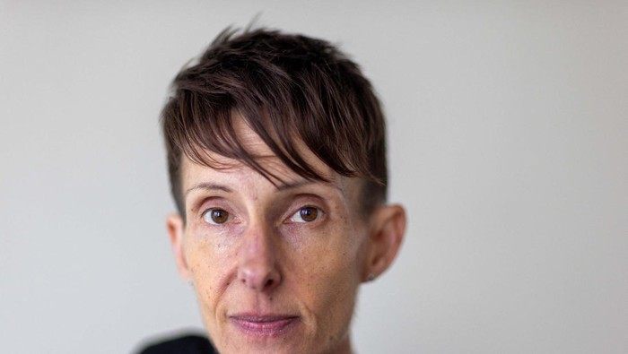 Lisa Pauli (47) duduk di kursi rumahnya di Toronto, Ontario, Kanada, Minggu (9/6/2023). Lisa mengatakan dia ingin mengajukan permohonan bantuan medis dalam keadaan sekarat (MAiD) ketika dia memenuhi syarat karena anoreksia parahnya.