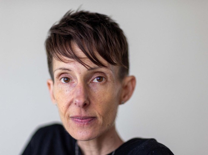 Lisa Pauli (47) duduk di kursi rumahnya di Toronto, Ontario, Kanada, Minggu (9/6/2023). Lisa mengatakan dia ingin mengajukan permohonan bantuan medis dalam keadaan sekarat (MAiD) ketika dia memenuhi syarat karena anoreksia parahnya.