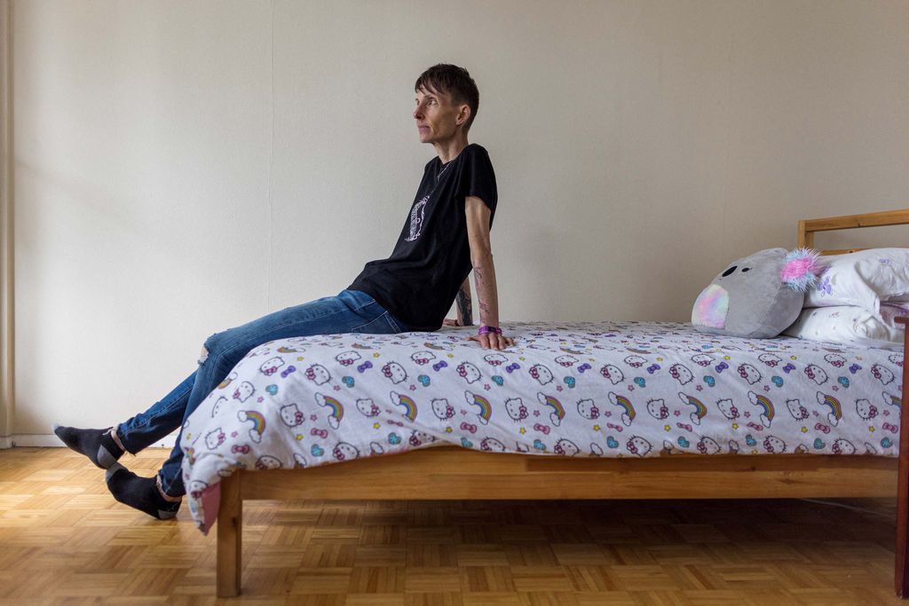 Lisa Pauli (47) duduk di kursi rumahnya di Toronto, Ontario, Kanada, Minggu (9/6/2023). Lisa mengatakan dia ingin mengajukan permohonan bantuan medis dalam keadaan sekarat (MAiD) ketika dia memenuhi syarat karena anoreksia parahnya.