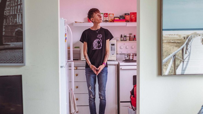 Lisa Pauli (47) duduk di kursi rumahnya di Toronto, Ontario, Kanada, Minggu (9/6/2023). Lisa mengatakan dia ingin mengajukan permohonan bantuan medis dalam keadaan sekarat (MAiD) ketika dia memenuhi syarat karena anoreksia parahnya.