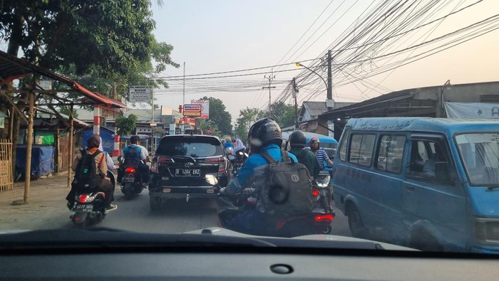 Macet di Jalan Raya Cipayung, Depok, Senin (17/7)
