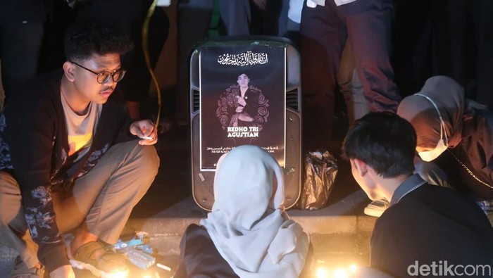 Mahasiswa UMY menggelar doa bersama di kampus untuk kawannya, Redho Tri Agustian (20) yang diduga menjadi korban mutilasi, Senin (17/7/2023).