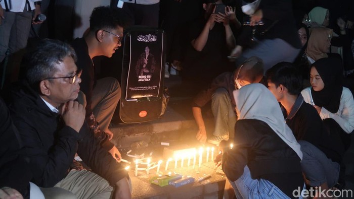 Mahasiswa UMY menggelar doa bersama di kampus untuk kawannya, Redho Tri Agustian (20) yang diduga menjadi korban mutilasi, Senin (17/7/2023).