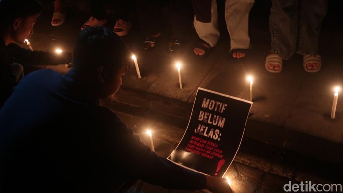 Mahasiswa UMY menggelar doa bersama di kampus untuk kawannya, Redho Tri Agustian (20) yang diduga menjadi korban mutilasi, Senin (17/7/2023).
