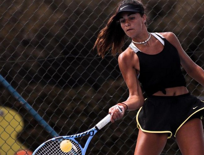 Dia merupakan petenis dari sebuah klub tenis di Spanyol. Inilah pesona Maria saat bermain tenis. Foto: Instagram
