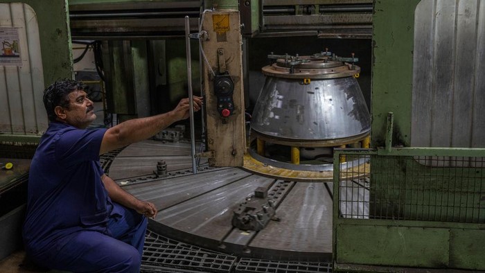 Mengintip Kesibukan di Pabrik Manufaktur Pesawat India CORRECTS DATE TO JULY 10 - A worker is seen engaged in the manufacturing of components for Indian Space Research Organisation (ISRO) at a facility of Godrej Aerospace in Mumbai, India, Monday, July 10, 2023. Godrej & Boyce, the flagship company of the Godrej Group announced Monday that Godrej Aerospace is planning to build a new facility at Khalapur in western Maharashtra state. According to their press release, Godrej Aerospace has also supplied critical components to ISRO’s third lunar mission Chandrayaan-3 that is expected to be launched this week. (AP Photo/Rafiq Maqbool)