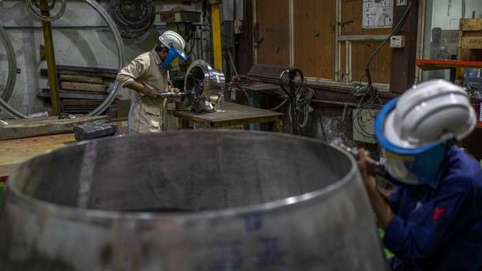 Mengintip Kesibukan di Pabrik Manufaktur Pesawat India CORRECTS DATE TO JULY 10 - A worker is seen engaged in the manufacturing of components for Indian Space Research Organisation (ISRO) at a facility of Godrej Aerospace in Mumbai, India, Monday, July 10, 2023. Godrej & Boyce, the flagship company of the Godrej Group announced Monday that Godrej Aerospace is planning to build a new facility at Khalapur in western Maharashtra state. According to their press release, Godrej Aerospace has also supplied critical components to ISRO’s third lunar mission Chandrayaan-3 that is expected to be launched this week. (AP Photo/Rafiq Maqbool)