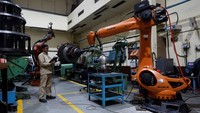 India telah mendorong manufaktur dalam negeri serta sumber komponen lokal untuk kedirgantaraan dan pertahanan, dan perusahaan seperti Airbus dan Boeing baru-baru ini berkomitmen untuk lebih banyak manufaktur dan investasi lokal. REUTERS/Francis Mascarenhas  
