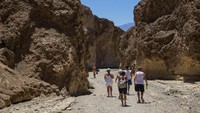 Wisatawan berdatangan ke lanskap gurun yang terkenal di perbatasan California-Nevada ini. Bahkan ketika suhu yang sudah ekstrem diperkirakan akan naik lebih tinggi lagi, berpotensi mencapai rekor tertinggi di tengah gelombang panas besar AS. Death Valley adalah cekungan sempit setinggi 282 kaki (86 meter) yang berada di bawah permukaan laut tetapi terletak di antara pegunungan yang tinggi dan curam. AP/Ty ONeil