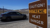 Tanda peringatan panas ekstrem di Taman Nasional Death Valley, California. Juli adalah bulan terpanas di taman itu dengan rata-rata tinggi 116 derajat (46,5 Celcius). Taman Nasional Death Valley dikenal sebagai tempat terendah, terpanas, dan terkering di Bumi. Akhir pekan ini, suhu bisa naik melewati 130 F (54,4 C), tetapi kemungkinan itu tidak menghalangi turis untuk berkunjung. AP/Ty ONeil