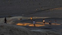 Orang-orang berlarian untuk mendapatkan foto matahari terbenam di Zabriskie Point. AP/Ty ONeil  