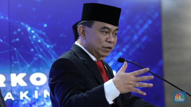 Menkominfo Budi Arie Setiadi menyapa wartawan di lobby utama Gedung Kementerian Komunikasi dan Informatika (Kominfo) di Jakarta, Senin (17/7/2023). (CNBC Indonesia/Tri Susilo)