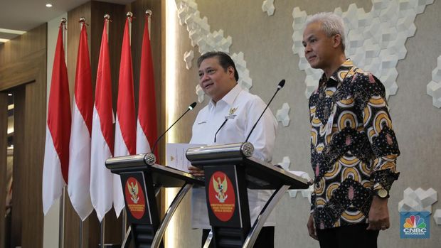 Menteri Koordinator Bidang Perekonomian RI, Airlangga Hartarto (kiri) dan Gubernur Provinsi Jawa Tengah Ganjar Pranowo (kanan) Konferensi Pers terkait program Proyek Strategis Nasional (PSN) Provinsi Jawa Tengah di Gedung Ali Wardhana, Kementerian Perekonomian, Jakarta, Senin (17/7/2023). (CNBC Indonesia/Faisal Rahman)